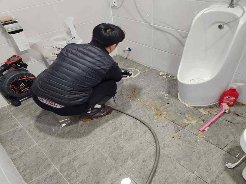 검단구 소변기막힘 작업사례 11